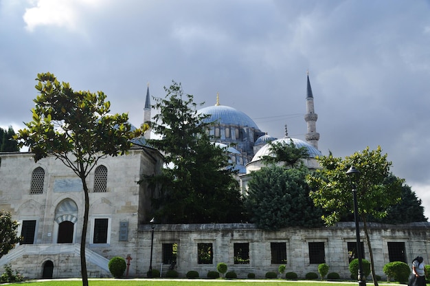 Vista da Mesquita Suleymaniye em Istambul. Dia de verão na cidade antes da chuva.