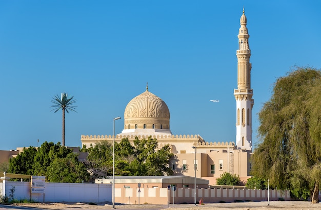 Vista da mesquita zabeel em dubai, emirados árabes unidos