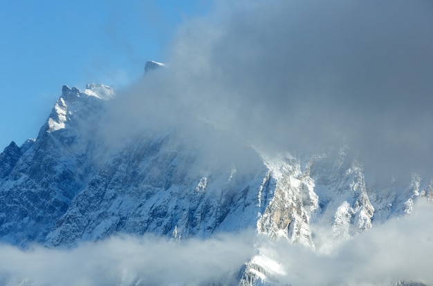 Vista da montagem do inverno Zugspitze (o topo da montanha está próximo) de Fern Pass, Áustria.