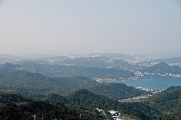 Foto vista da montanha acima da floresta