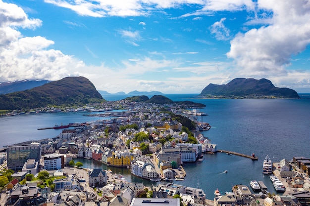 Vista da montanha aksla na cidade de alesund, noruega