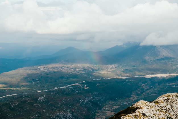 Vista da montanha biokovo. paisagem montanhosa com nuvens baixas. croácia