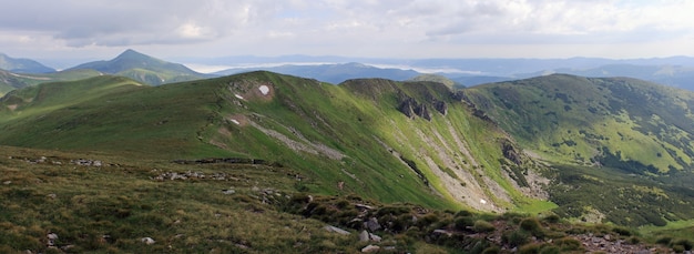 Vista da montanha "Chornogora" ridghe (Mt dos Cárpatos, Ucrânia)