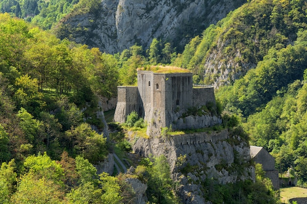 Vista da montanha com o fort du portalet nos pirenéus franceses