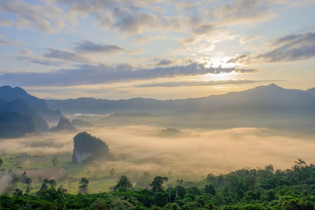 Vista da montanha de manhã