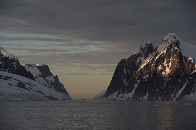 Vista da montanha do navio ao pôr do sol na Antártica