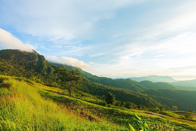 vista da montanha e do céu pela manhãOs primeiros ou últimos raios de sol em uma passagem na montanha Manhã