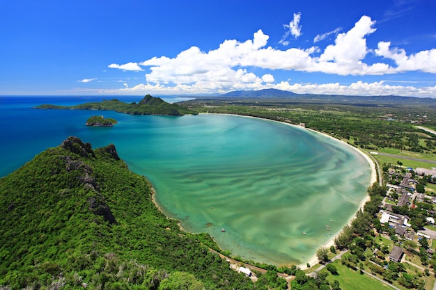 Vista da montanha Khao Lom Muak na base aérea militar da asa 5 na província de Prachuap khiri khan Thaila