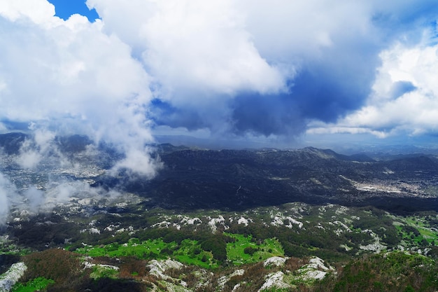 Vista da montanha na bela paisagem