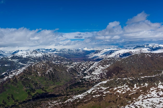 Vista da montanha nevada de helicóptero