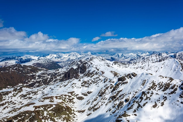 Vista da montanha nevada de helicóptero