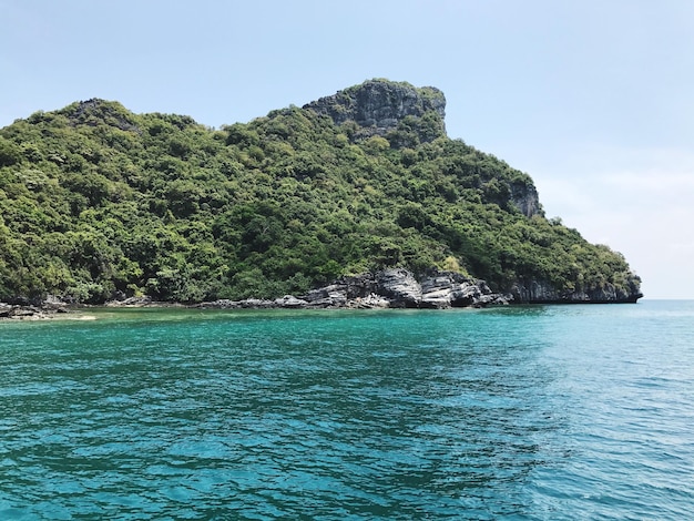 Vista da montanha no mar contra o céu