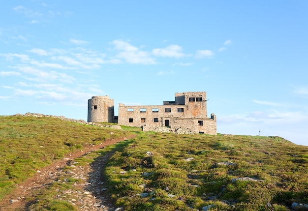 Vista da montanha no verão com fortaleza - ruínas do observatório no topo da montanha pip ivan (chornogora ridge, cárpatos, ucrânia)