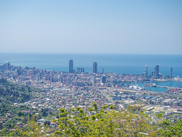 Vista da montanha para a paisagem urbana da cidade moderna Batumi de cima da cidade à beira-mar