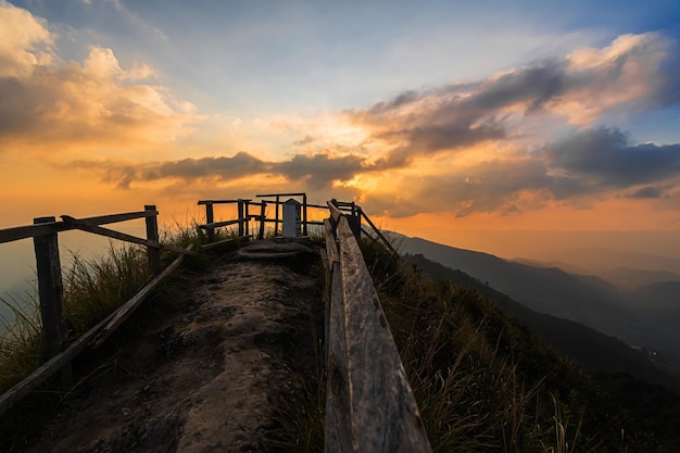 Vista da montanha Phu Chi Dao ou Phu Chee Dao em Chiang Rai Tailândia