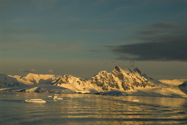 Vista da montanha, pôr do sol na Antártica, viagem a bordo do navio