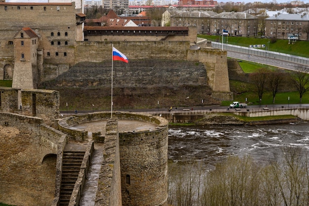 Vista da muralha da fortaleza para Narva e a ponte que liga a Rússia e a fronteira do estado da Estônia Fortaleza de Ivangorod Antigas muralhas da fortaleza Locais históricos