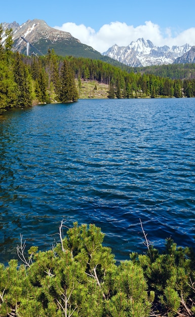 Vista da nascente Strbske Pleso com lago de montanha (Eslováquia)