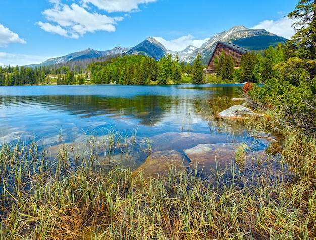 Vista da nascente Strbske Pleso com lago de montanha (Eslováquia)