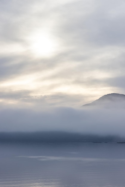 Vista da natureza canadense na costa oeste do Pacífico durante o inverno nublado e nevoento da