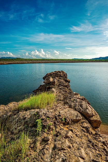 Foto vista da natureza da paisagem e rio e cor da luz solar