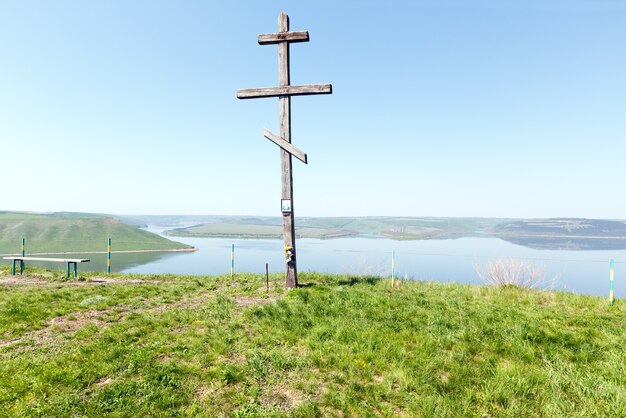 Vista da névoa da manhã de primavera em Wooden Cross e Bakota (Khmelnytskyi Oblast, Ucrânia)