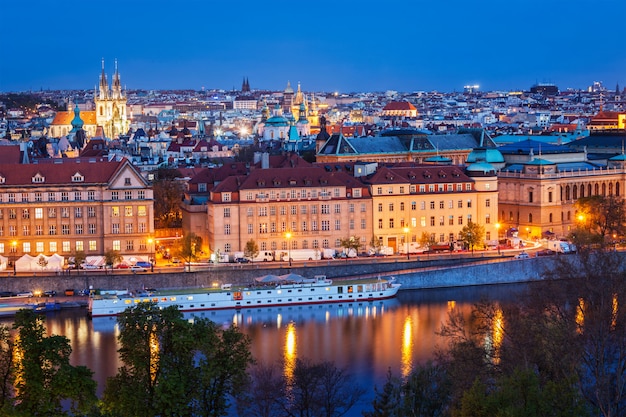 Vista da noite de Praga