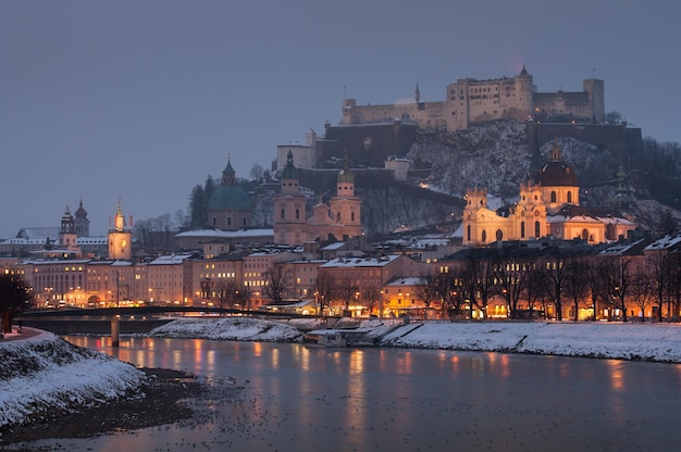 Foto vista da noite de salzburgo no inverno.