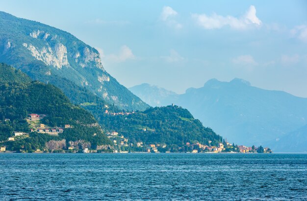 Vista da noite de verão no Lago Alpino de Como (Itália)