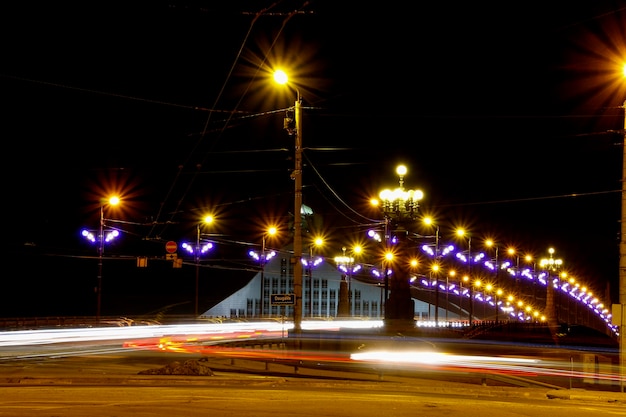 Vista da noite na margem do rio Daugava e nas torres das igrejas em Riga.