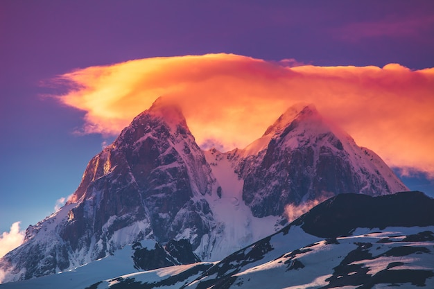 Vista da noite por do sol sobre a cordilheira nevada