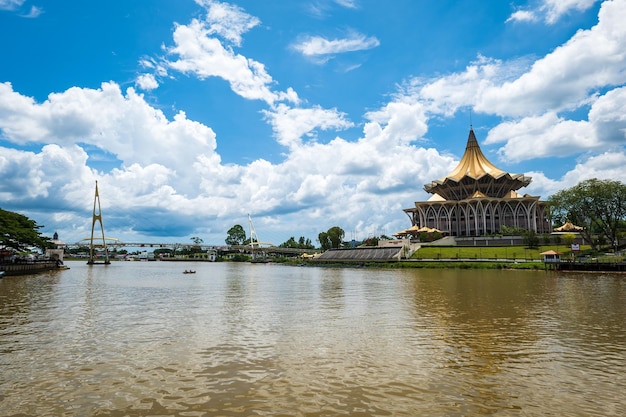 Vista da orla marítima da cidade de Kuching com rio e marcos em Sarawak, Malásia