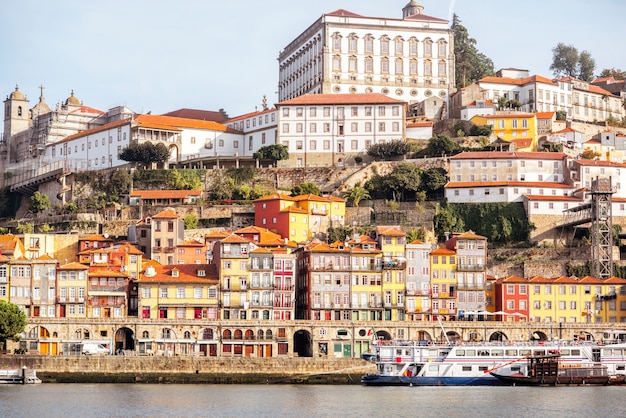 Vista da paisagem à beira-rio com belos edifícios antigos na cidade do porto, portugal