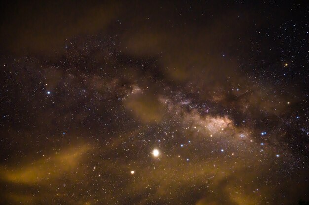 Vista da paisagem com a via láctea e a estrela de millon no céu durante a noite