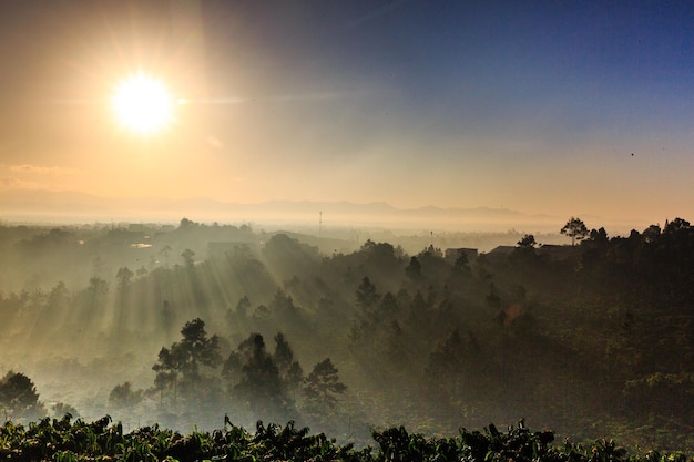 Vista da paisagem contra o céu durante o nascer do sol