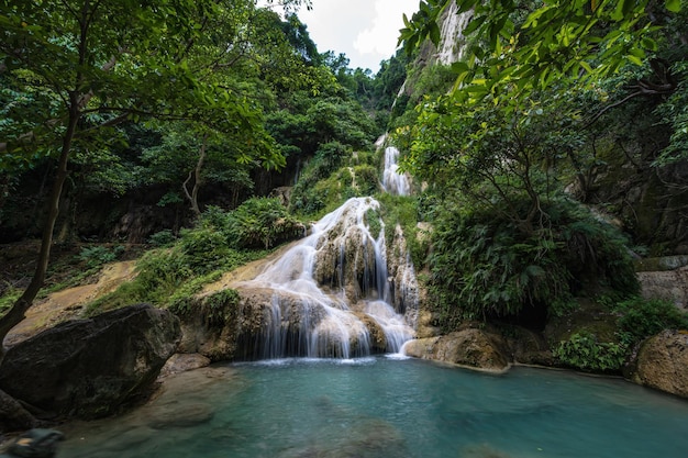 Vista da paisagem da cachoeira de Erawan kanchanaburi tailândia O Parque Nacional de Erawan é o lar de uma das quedas mais populares da tailândiaOs sete níveis da cachoeira de Erawan são chamados de Phu Pha Erawan