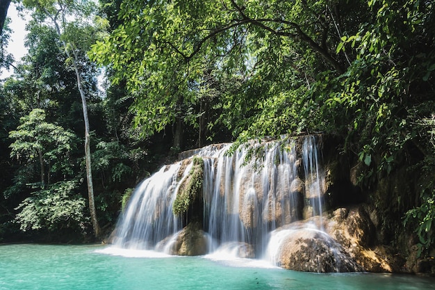 Vista da paisagem da cachoeira de Erawan kanchanaburi thailandErawan National Park é o lar de uma das quedas mais populares na tailândiasegundo andar da cachoeira de erawan Wang Macha