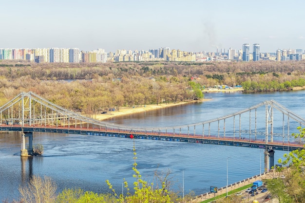 Vista da paisagem da cidade com uma ponte em Kiev, Ucrânia