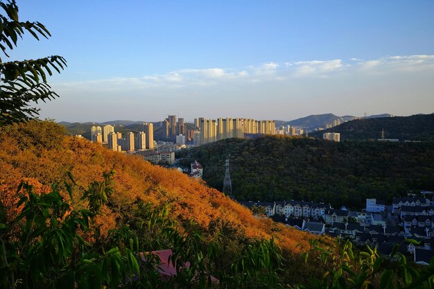 Vista da paisagem da cidade contra o céu nublado