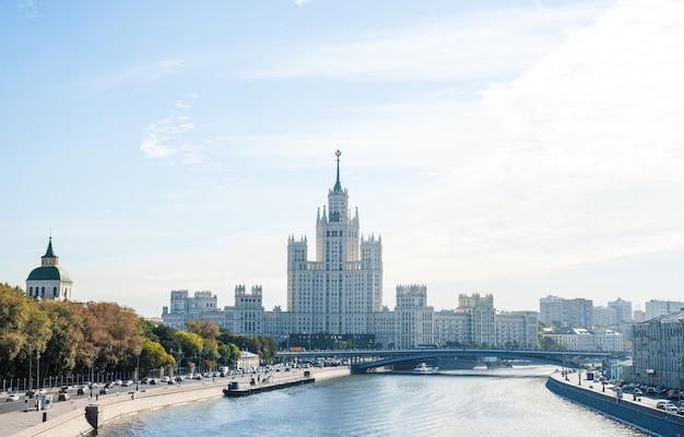 Vista da paisagem da cidade do Rio Moscou