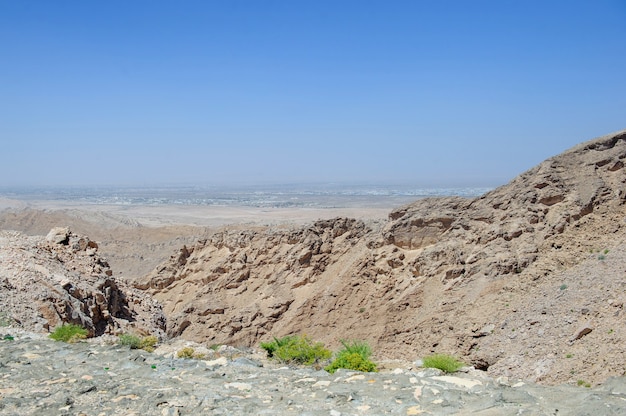 Vista da paisagem da montanha Al Ain Jabal Hafeet de Al Ain com o fundo do céu azul