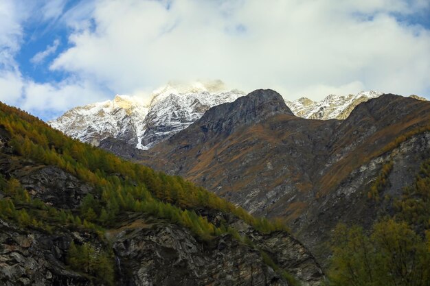 Vista da paisagem da montanha furi na temporada de outono do teleférico em zermatt suíço