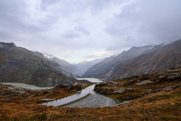 Vista da paisagem da montanha na natureza e ambiente na Suíça