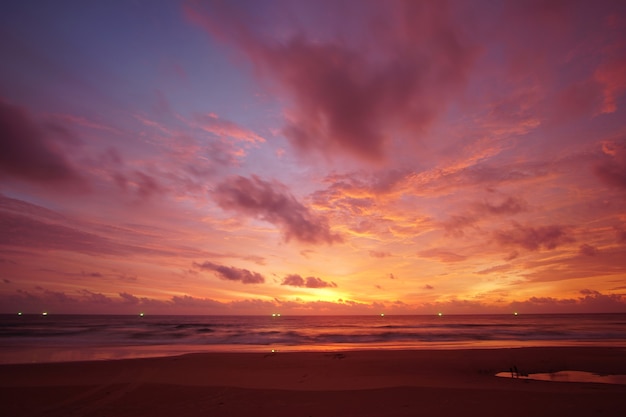 Vista da paisagem da natureza da praia do mar no fundo do crepúsculo do céu ao pôr do sol.