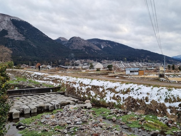 Vista da paisagem da vila de Yufuin no inverno após a queda da neve