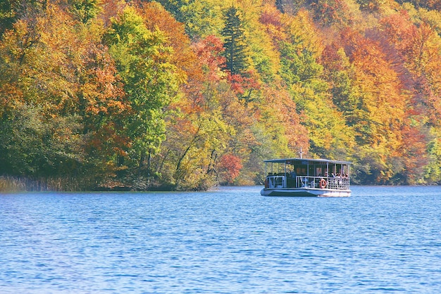 Vista da paisagem das folhas e do lago na temporada de outono no parque nacional de plitvice jezera, na croácia.