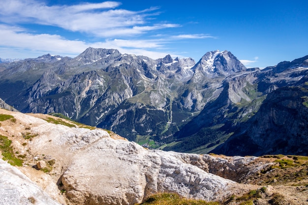 Vista da paisagem das geleiras da montanha do Petit Mont Blanc