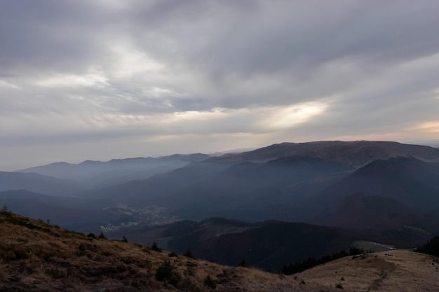 Vista da paisagem das montanhas Ciucas na Romênia