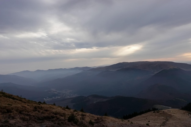 Vista da paisagem das montanhas ciucas na romênia