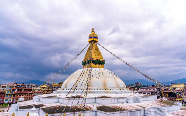 Foto vista da paisagem de baudhanath stupa durante a estação das monções em katmandu, nepal